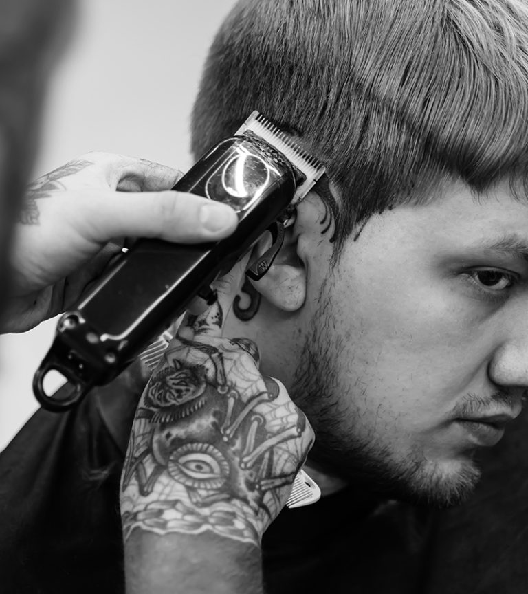 Corte de cabelo com máquina na Barbearia Madrid